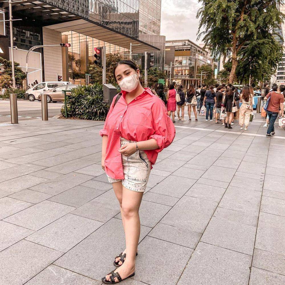Mix and match outfit kemeja ala Nagita Slavina (instagram.com/raffinagita1717)