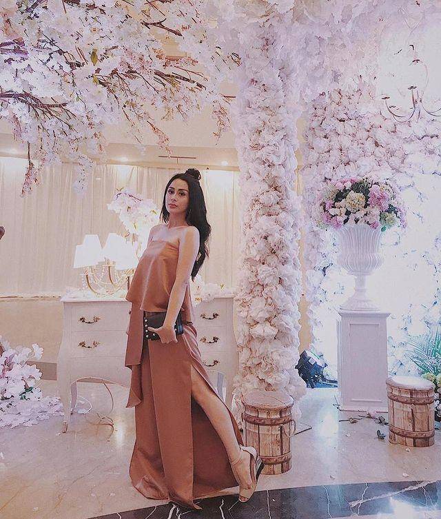 inspirasi OOTD kondangan berwarna earth tones (instagram.com/selvikitty)