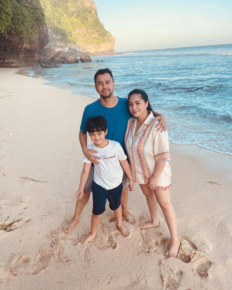 Mix and match outfit kemeja ala Nagita Slavina (instagram.com/raffinagita1717)