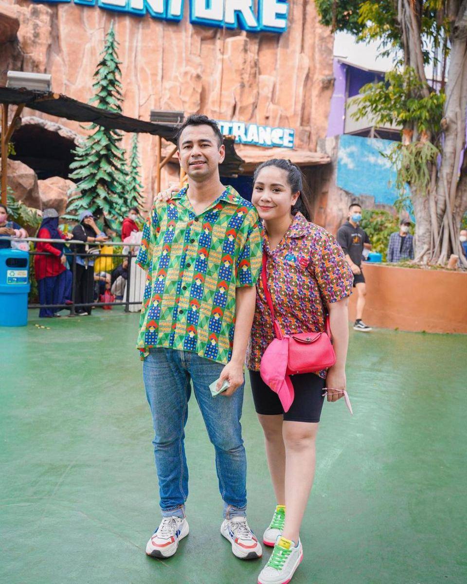 Mix and match outfit kemeja ala Nagita Slavina (instagram.com/raffinagita1717)