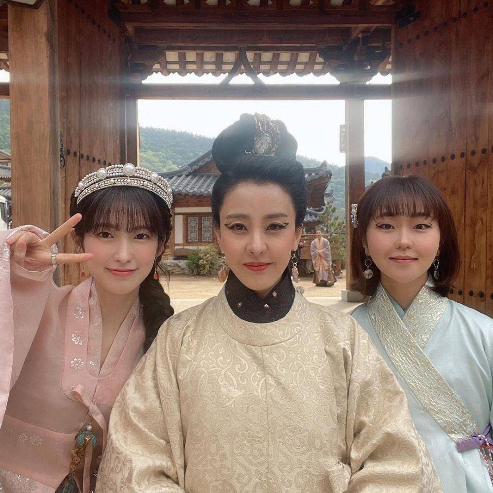 Arin, Park Eun Hye, dan Seo Hye Won dibalik layar KDrama Alchemy of Souls (instagram.com/eunhye.p)