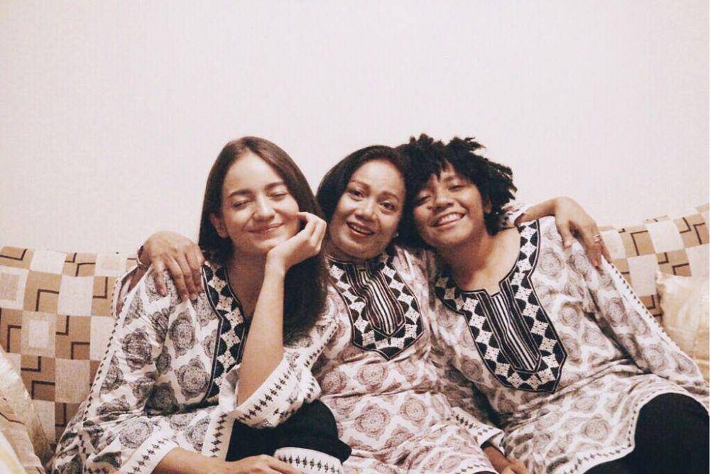 Enzy Storia bersama adik (instagram.com/enzystoria)