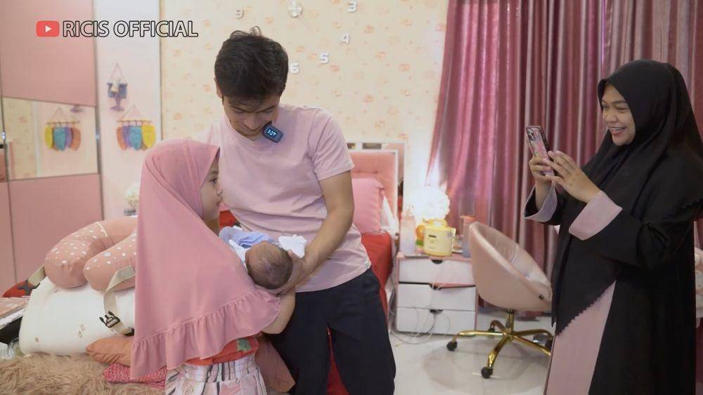 Oki Setiana Dewi jenguk Baby R (youtube.com/ricisofficial1795)