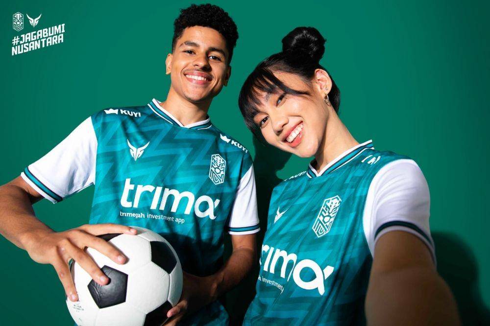 Nusantara United (NUFC) dengan bangga memperkenalkan jersey yang akan digunakan untuk melakoni pramusim jelang Liga 2 2022/23. Foto NUFC