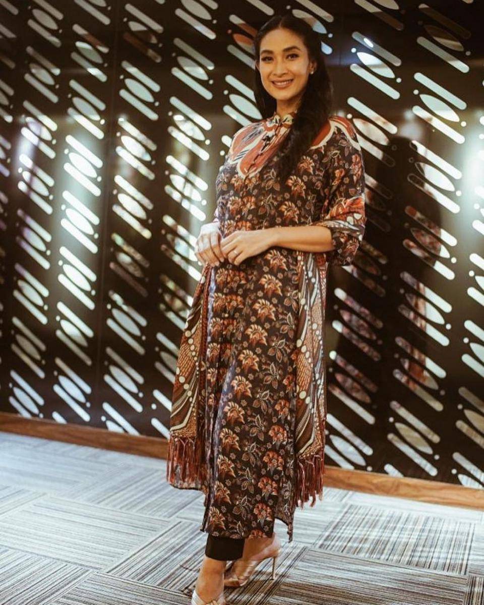 inspirasi OOTD kondangan berwarna earthy tones (instagram.com/happysalma)