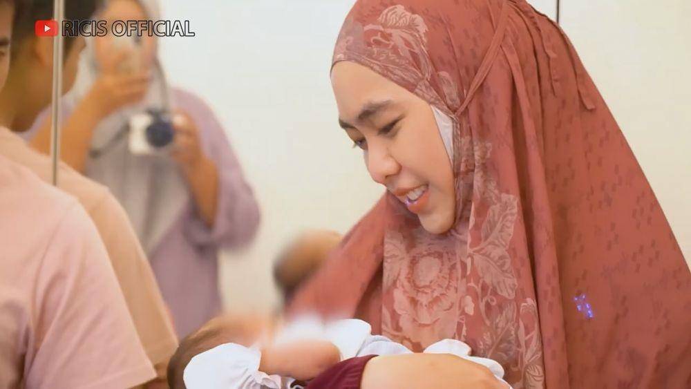 Oki Setiana Dewi jenguk Baby R (youtube.com/ricisofficial1795)