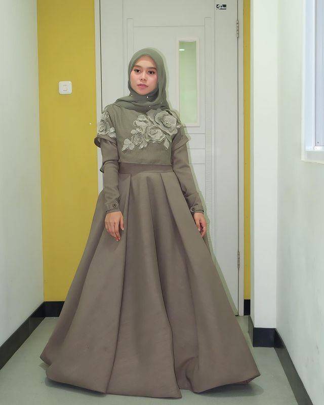inspirasi OOTD kondangan berwarna earth tones (instagram.com/lestykejora)