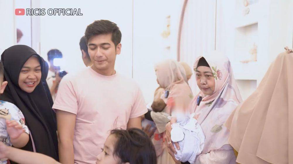 Oki Setiana Dewi jenguk Baby R (youtube.com/ricisofficial1795)
