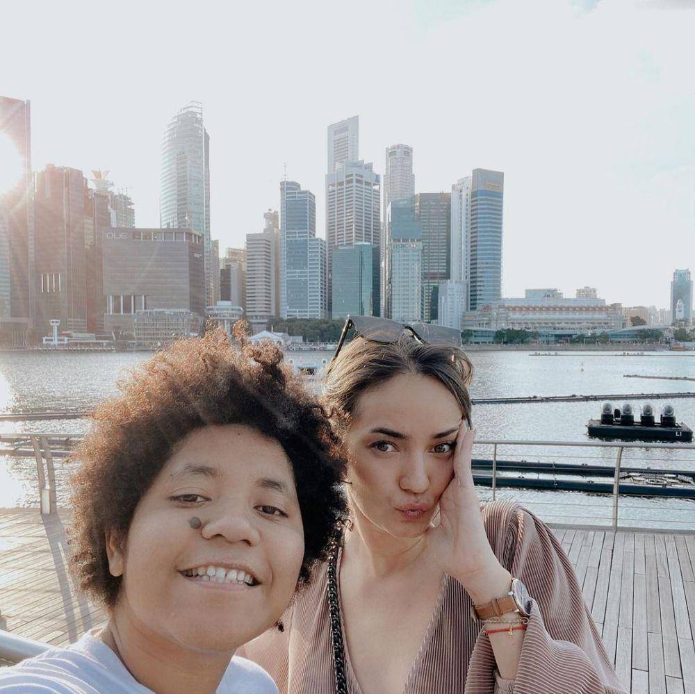 Enzy Storia bersama adik (instagram.com/enzystoria)