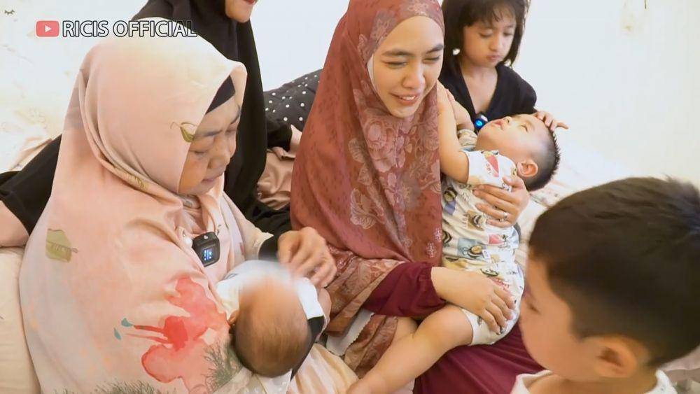 Oki Setiana Dewi jenguk Baby R (youtube.com/ricisofficial1795)