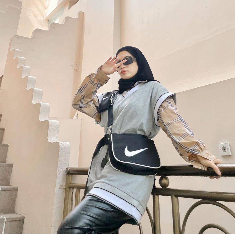 OOTD hijab nuansa abu-abu (instagram.com/adiva.selsa)