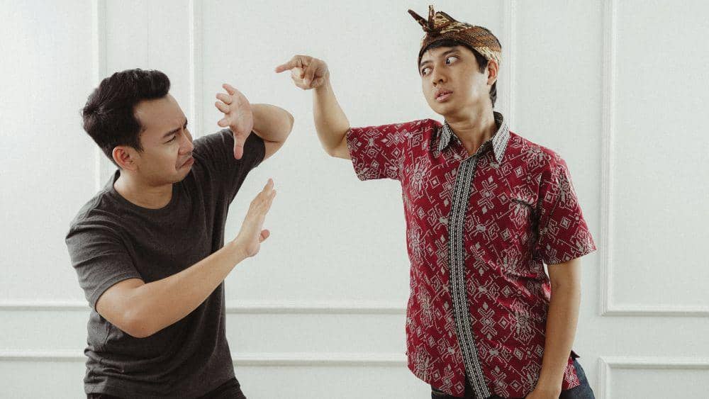 ilustrasi orang memarahi orang lain (unsplash.com/Afif Kusuma)