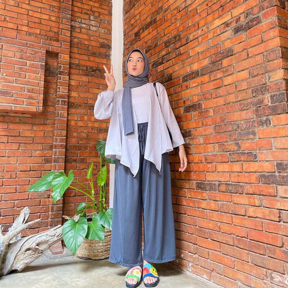 OOTD hijab nuansa abu-abu (instagram.com/alamandaptrr)