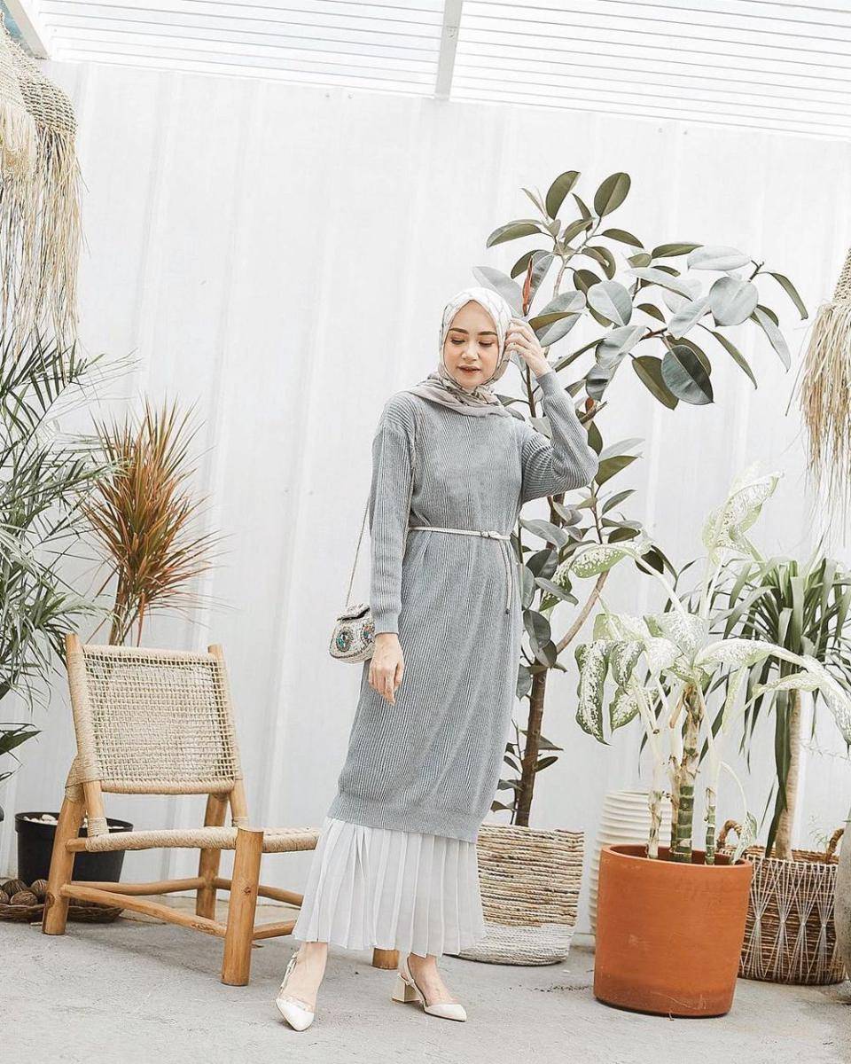OOTD hijab nuansa abu-abu (instagram.com/bahjatina)