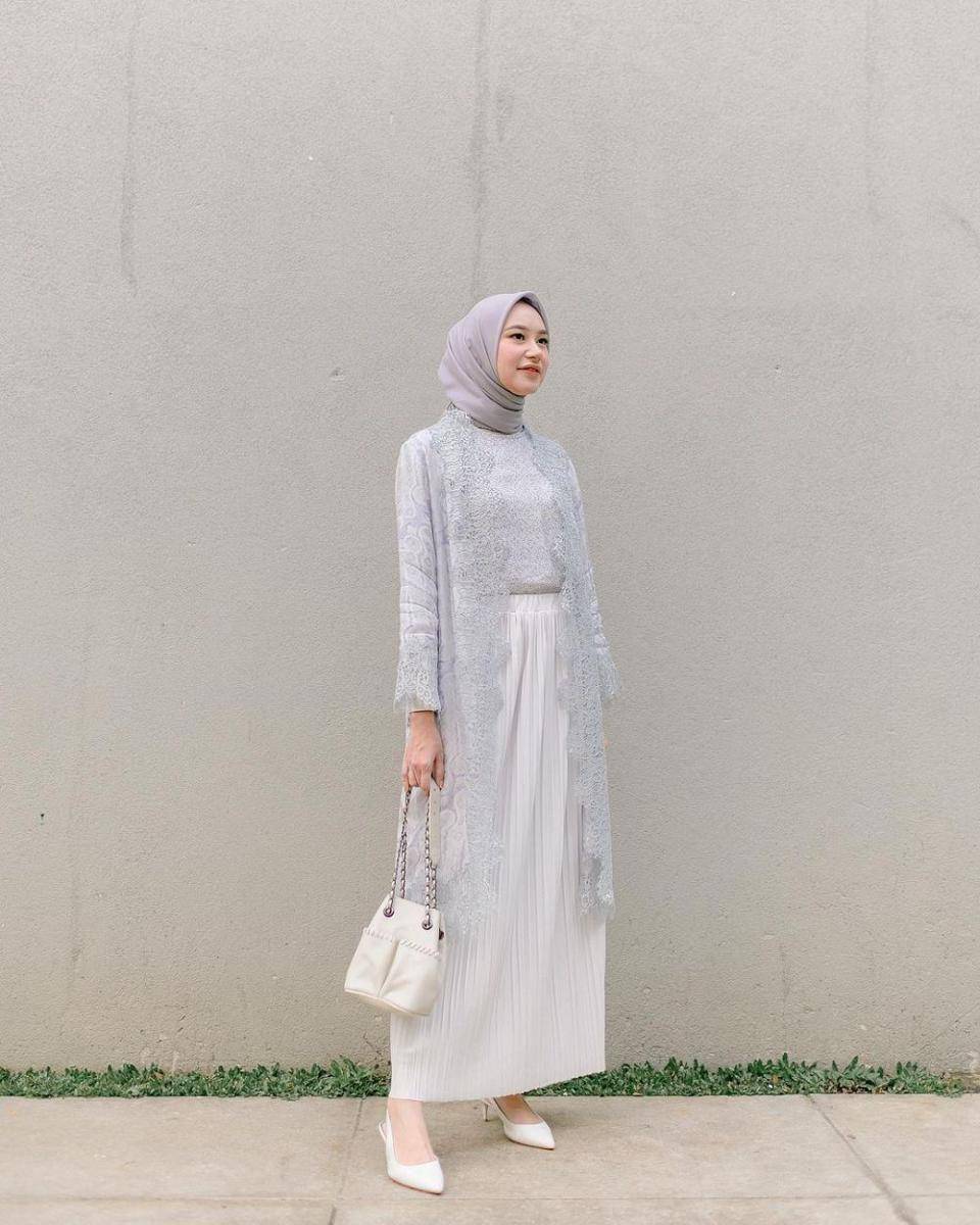 OOTD hijab nuansa abu-abu (instagram.com/bahjatina)