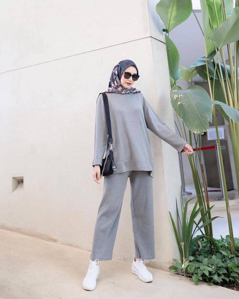 OOTD hijab nuansa abu-abu (instagram.com/bahjatina)