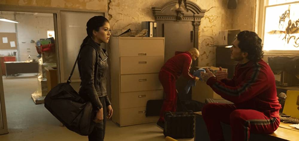 Maya sedang berkomunikasi dengan bahasa isyarat (dok. Marvel Studios/Hawkeye)