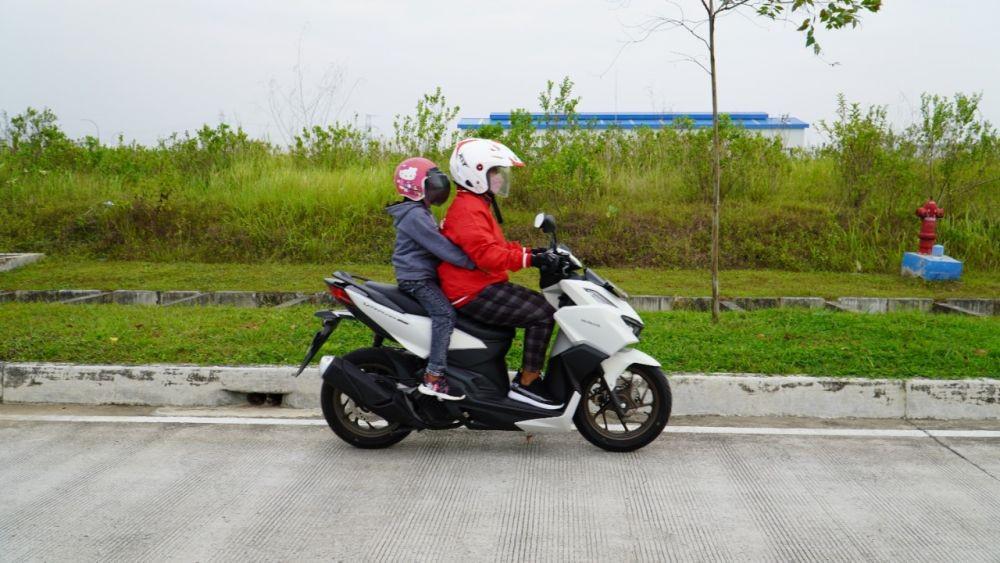 ilustrasi Safety Riding Membonceng Anak (Dok. Indako)