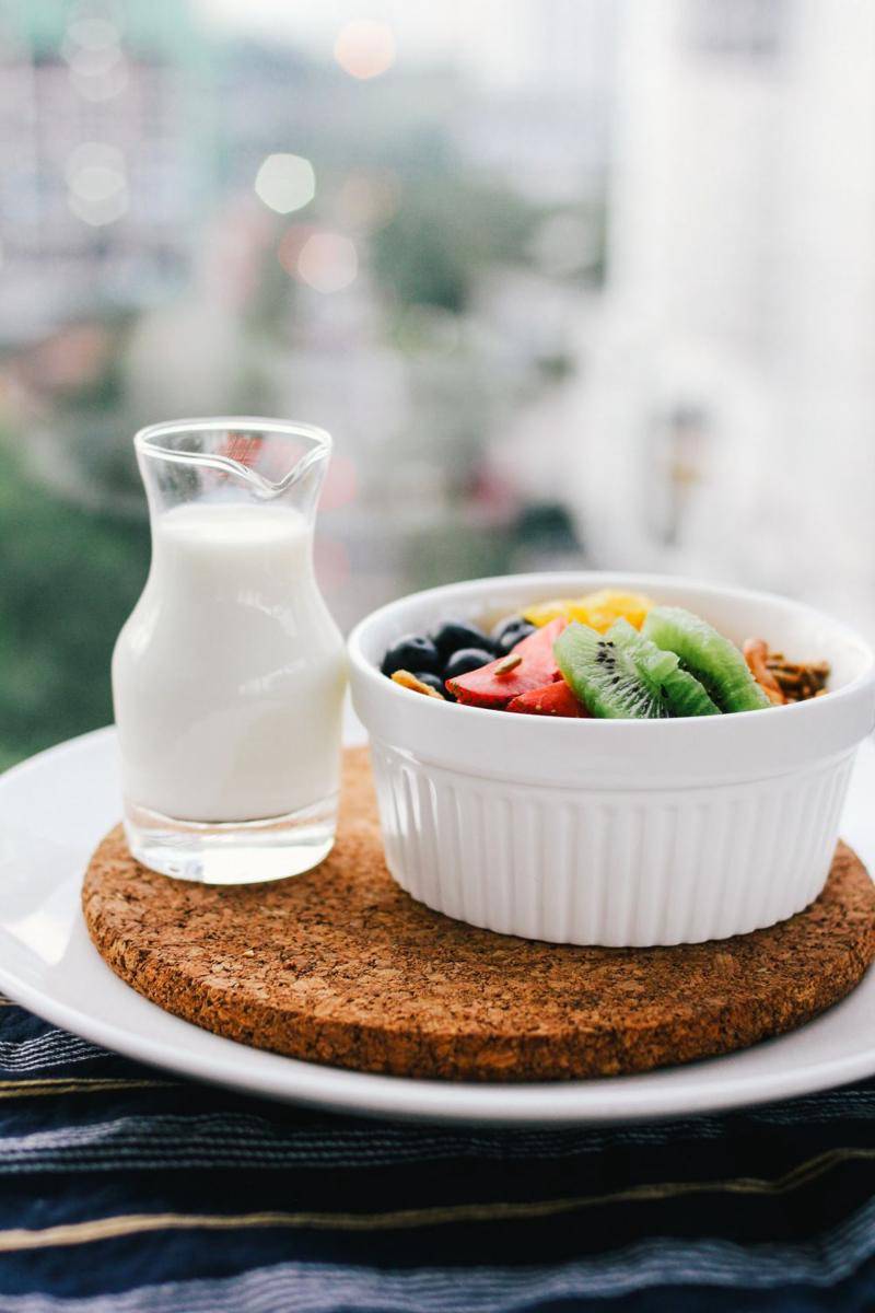 ilustrasi makanan dan minuman bergizi (unsplash.com/carissagan)