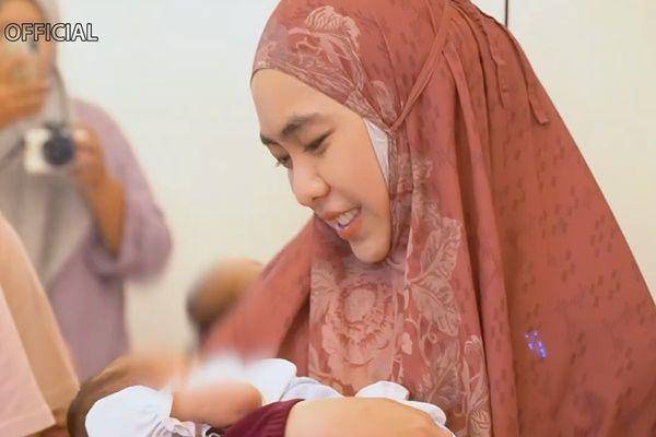 Oki Setiana Dewi jenguk Baby R (youtube.com/ricisofficial1795)
