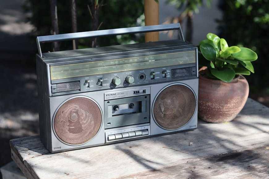 ilustrasi radio (unsplash.com/Dave Weatherall)