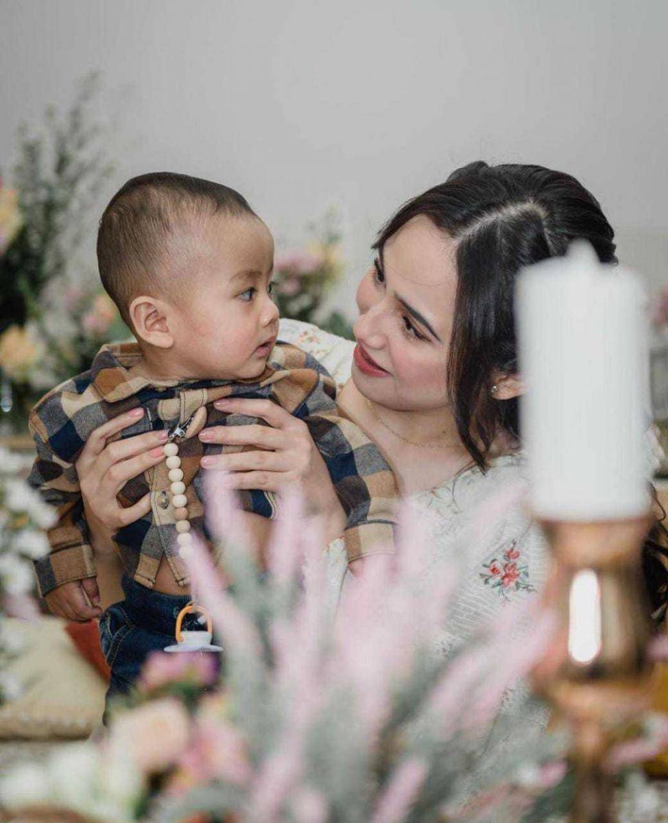 Syifa & anak kecil (instagram.com/syifahadjureal)