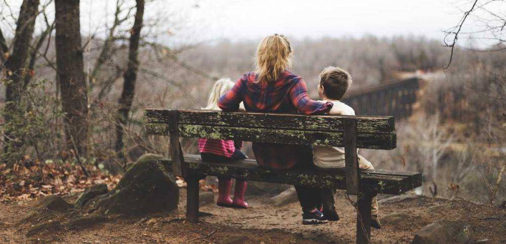 ilustrasi ibu dan anak (unsplash.com/Benjamin Manley)