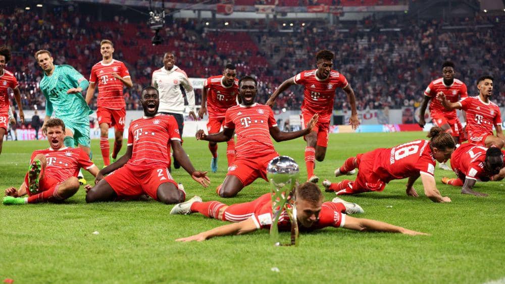 para pemain Bayern Munich merayakan trofi DFL-Supercup 2022 (twitter.com/FCBayernEN)