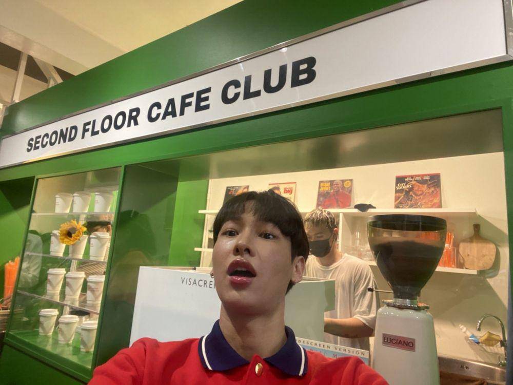 potret Gun Atthaphan di Kafe miliknya "Last House on The Right" (twitter.com/mintmag_th)