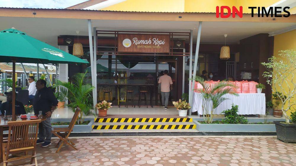 Suasana diluar Rumah Kopi Amungme Gold IDN Times/ Ricky Lodar