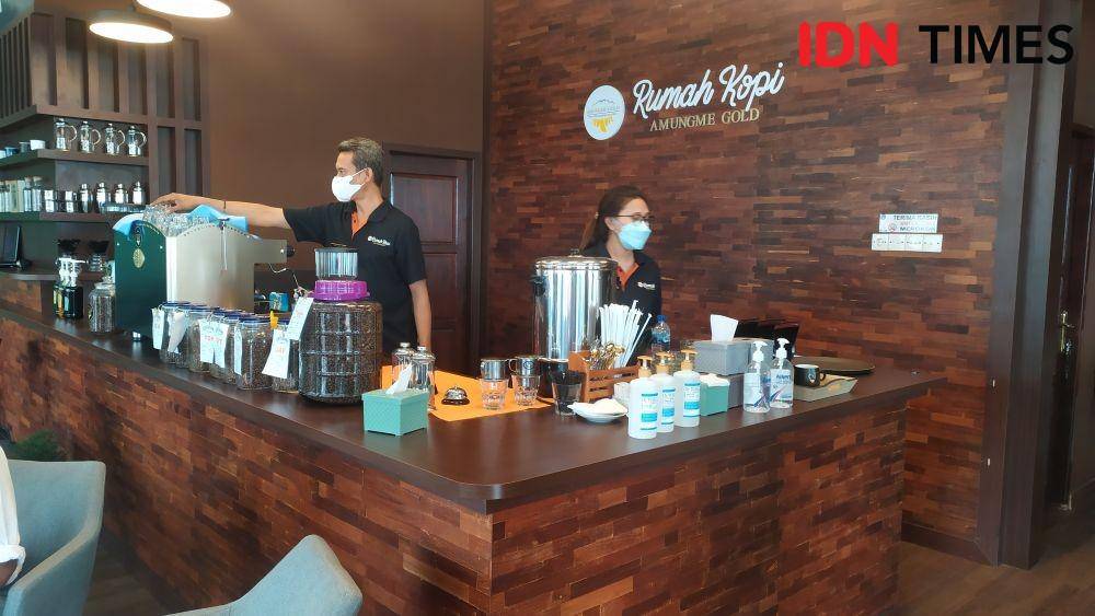 Dua orang barista saat menyedia pesanan kopi IDN Times/ Ricky Lodar