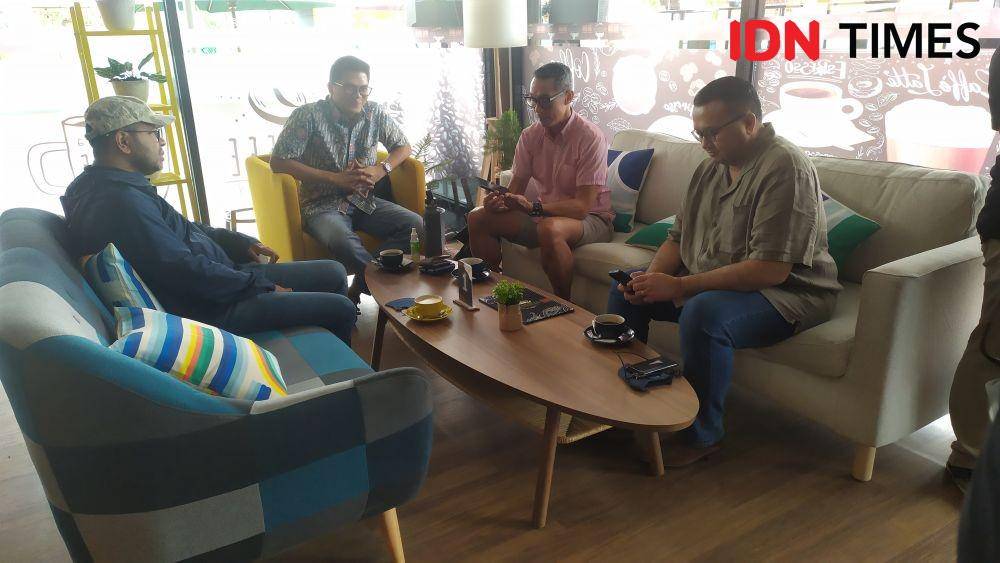 Direktur PT Freeport Indonesia Claus Wamafma (kiri) bersama tamu saat menikmati kopi Amungme Gold IDN Times/ Ricky Lodar