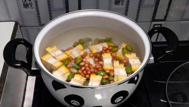 gambar jagung, kacang tanah, dan buah melinjo yang direbus (youtube.com/Wan Noor)