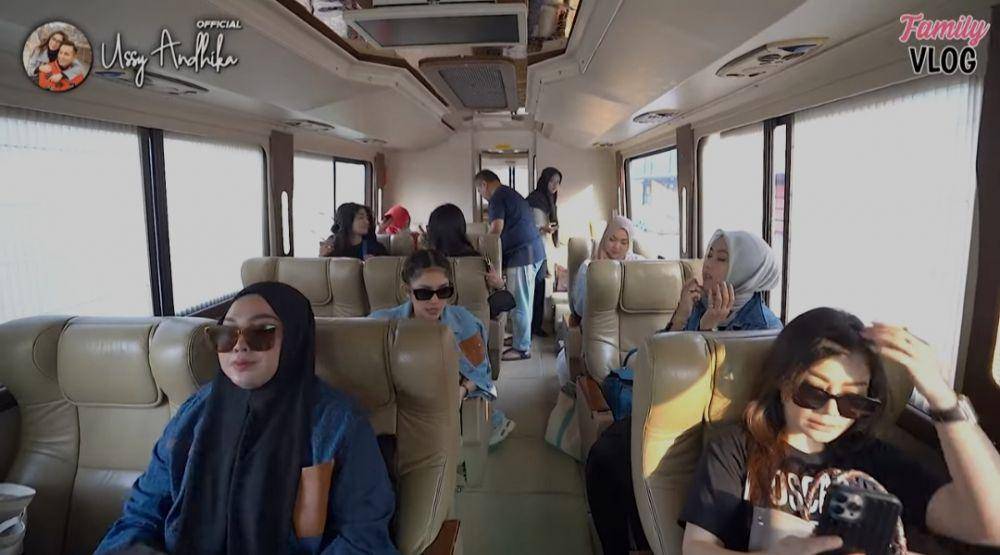 Ussy Sulistiawaty dan kawan-kawan (youtube.com/Ussy Andhika Official))