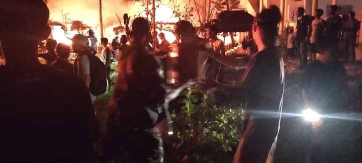 Pemadaman kobaran api yang menghanguskan 59 kamar hotel Oceano Resort Jambu Luwuk Gili Trawangan. (Dok. Istimewa)