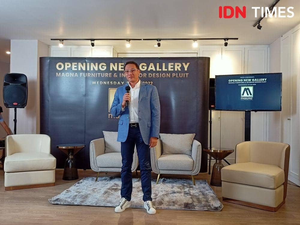 Handy Tianadi selaku Presiden Direktur Magna Furniture & Interio dalam peluncuran galeri terbaru Magna Furniture & Interior di Pluit, Jakarta Utara. 27 Juli 2022. (IDN Times/M. Tarmizi Murdianto)