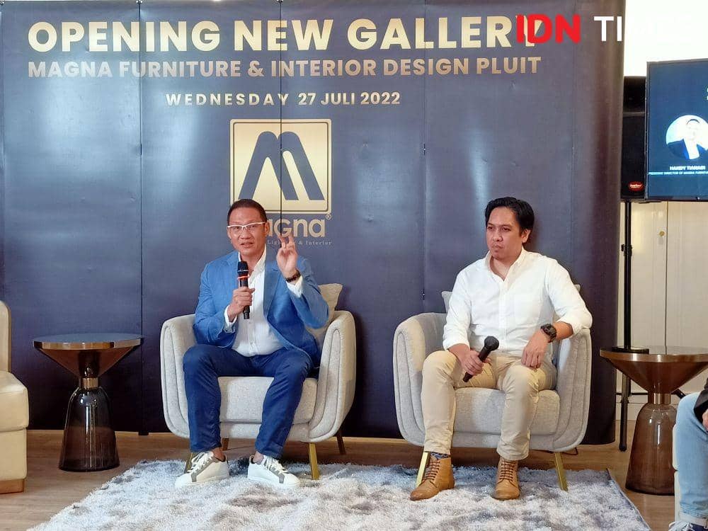 Handy Tianadi selaku Presiden Direktur Magna Furniture & Interior, Rizqi Syahrul Muharram selaku Interior Designer of MagnaFurniture& Interior, dan Christin Castillo selaku Principal of HBA Indonesia dalam peluncuran galeri terbaru Magna Furniture & Interior di Pluit, Jakarta Utara. 27 Juli 2022. (IDN Times/M. Tarmizi Murdianto)
