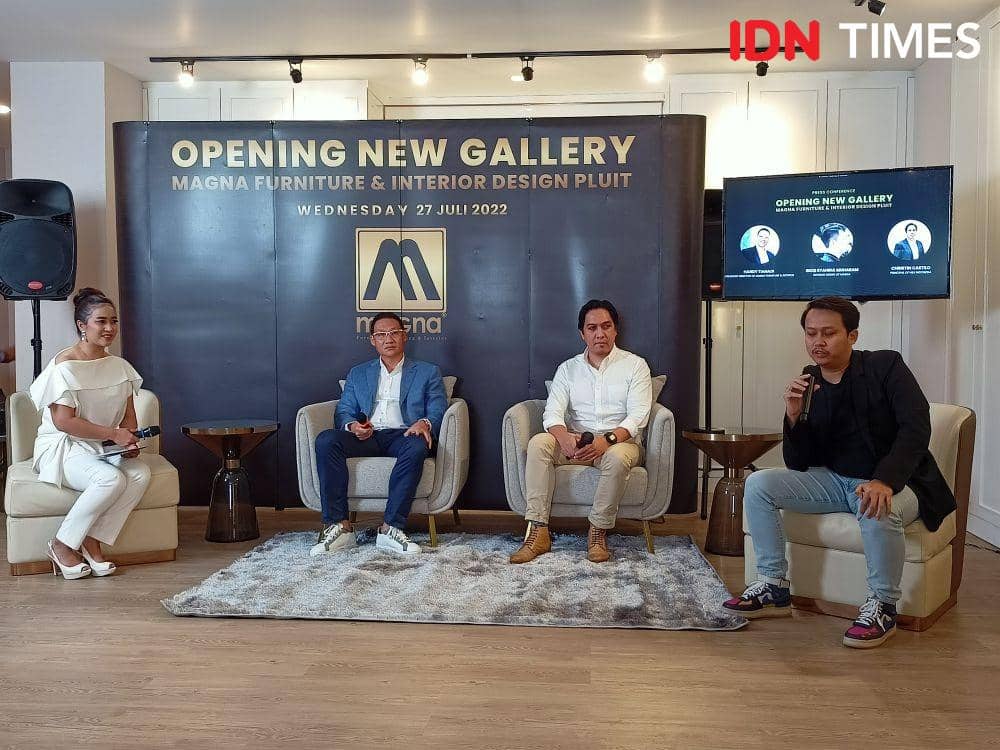 Handy Tianadi selaku Presiden Direktur Magna Furniture & Interior, Rizqi Syahrul Muharram selaku Interior Designer of MagnaFurniture& Interior, dan Christin Castillo selaku Principal of HBA Indonesia dalam peluncuran galeri terbaru Magna Furniture & Interior di Pluit, Jakarta Utara. 27 Juli 2022. (IDN Times/M. Tarmizi Murdianto)