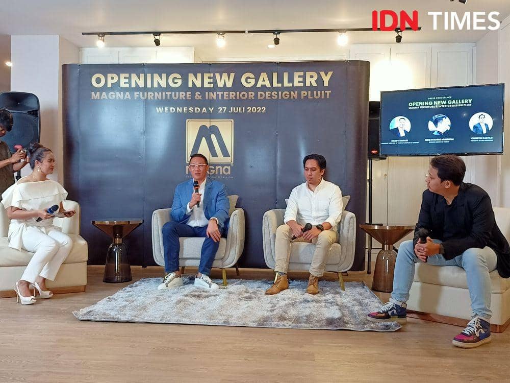 Handy Tianadi selaku Presiden Direktur Magna Furniture & Interior, Rizqi Syahrul Muharram selaku Interior Designer of MagnaFurniture& Interior, dan Christin Castillo selaku Principal of HBA Indonesia dalam peluncuran galeri terbaru Magna Furniture & Interior di Pluit, Jakarta Utara. 27 Juli 2022. (IDN Times/M. Tarmizi Murdianto)