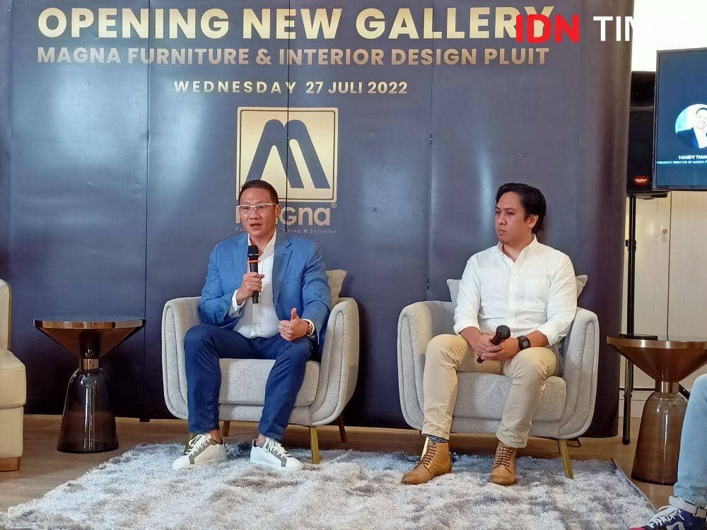 Handy Tianadi selaku Presiden Direktur Magna Furniture & Interior, Rizqi Syahrul Muharram selaku Interior Designer of MagnaFurniture& Interior, dan Christin Castillo selaku Principal of HBA Indonesia dalam peluncuran galeri terbaru Magna Furniture & Interior di Pluit, Jakarta Utara. 27 Juli 2022. (IDN Times/M. Tarmizi Murdianto)