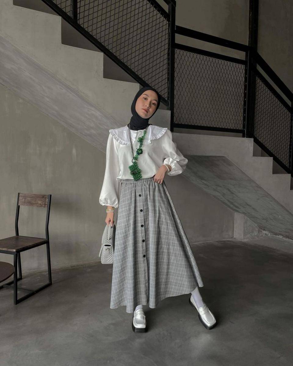 OOTD hijab nuansa abu-abu (instagram.com/inasrana)
