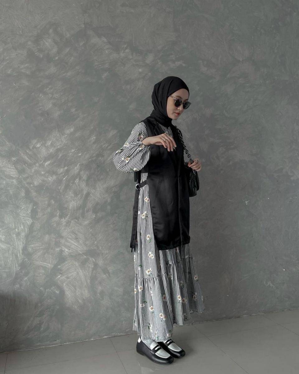 OOTD hijab nuansa abu-abu (instagram.com/inasrana)