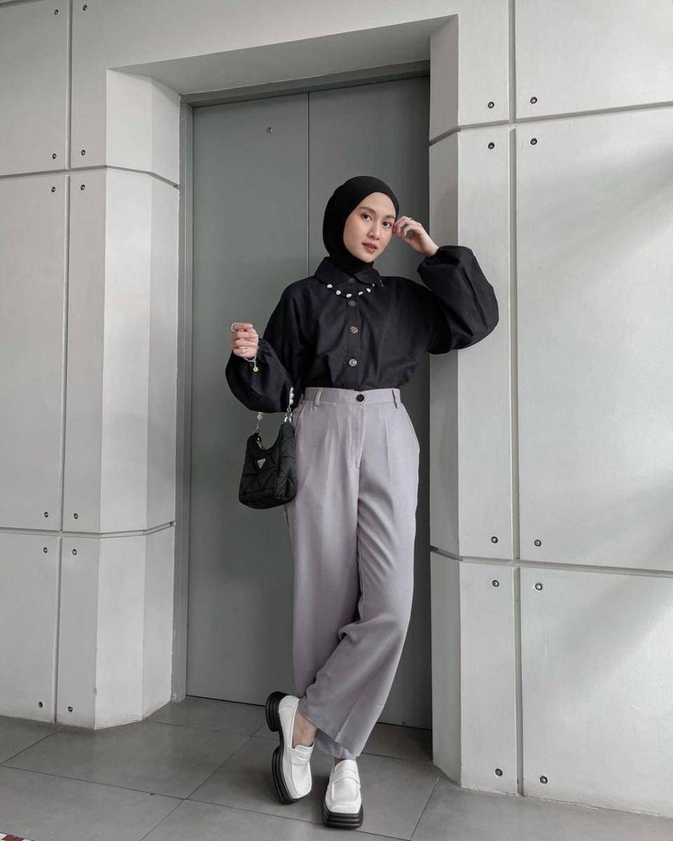 OOTD hijab nuansa abu-abu (instagram.com/inasrana)