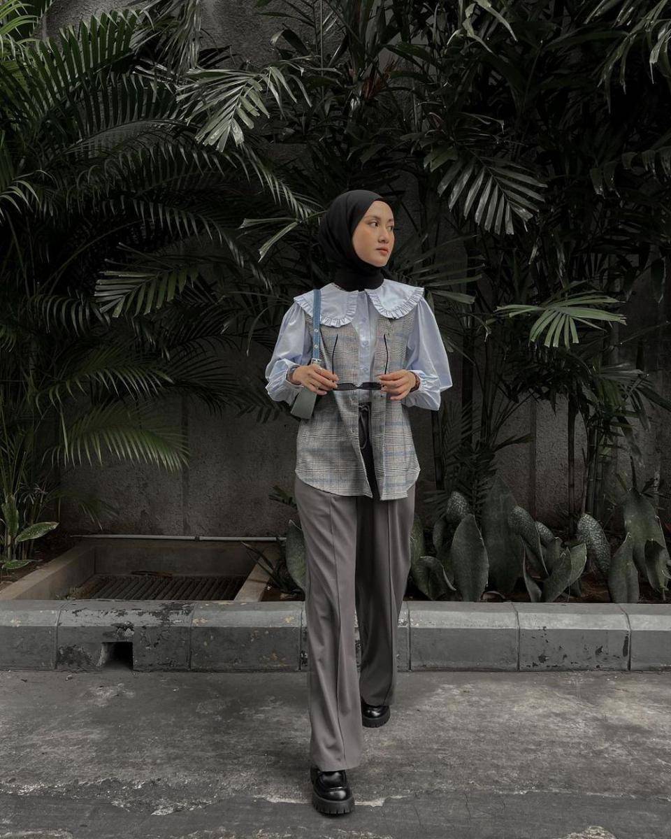 OOTD hijab nuansa abu-abu (instagram.com/inasrana)