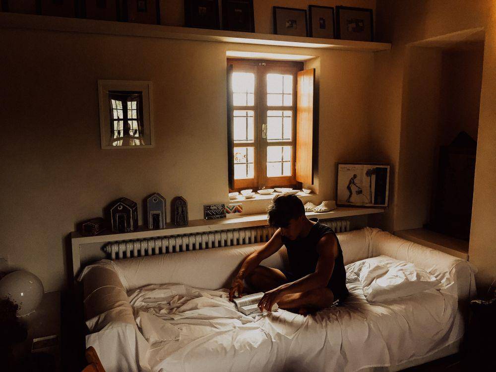 ilustrasi orang bangun tidur (unsplash.com/Joel Overbeck)