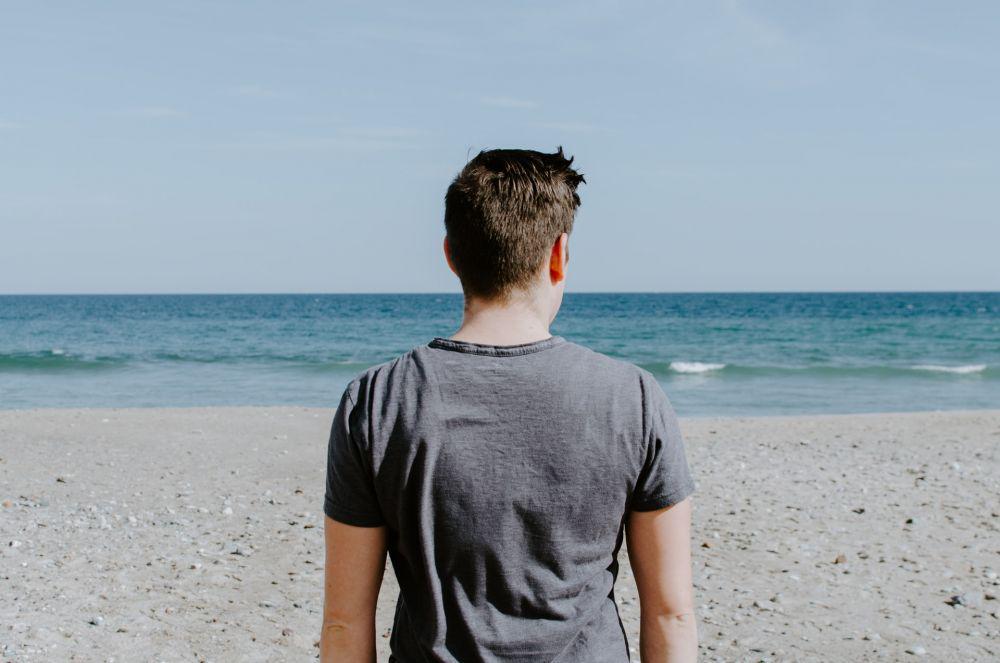 ilustrasi orang memandang pantai (unsplash.com/kellysikkema)