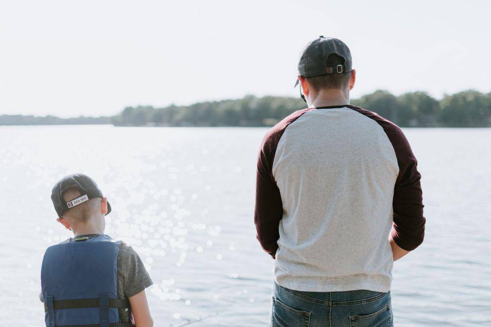 ilustrasi ayah dan anak ngobrol berdua (unsplash.com/kellysikkema)