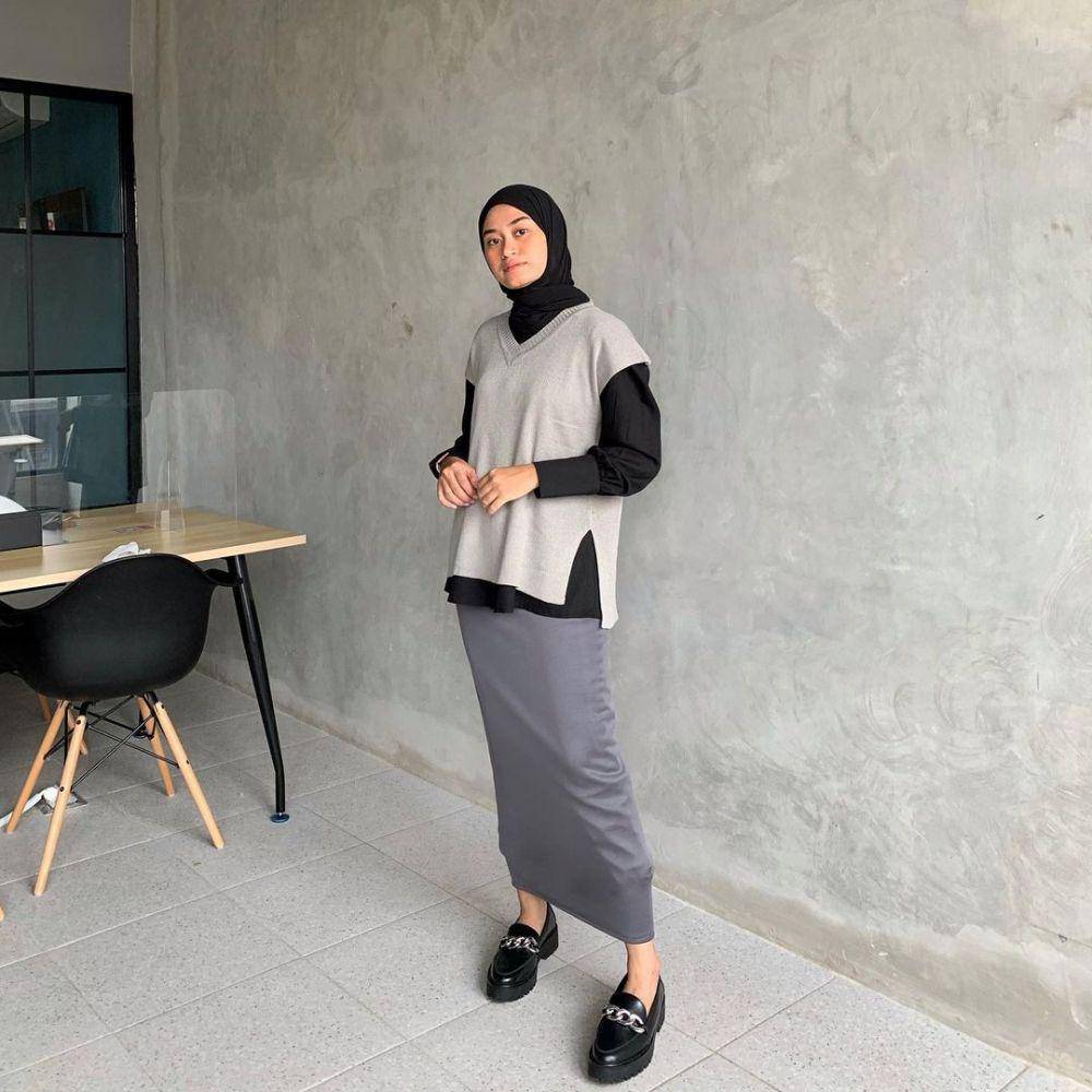 OOTD hijab nuansa abu-abu (instagram.com/lintangrainaa)