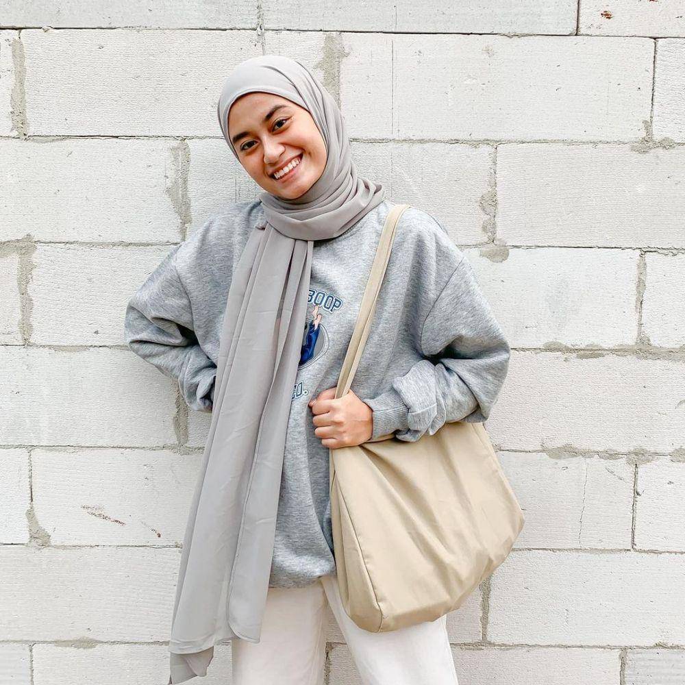 OOTD hijab nuansa abu-abu (instagram.com/lintangrainaa)