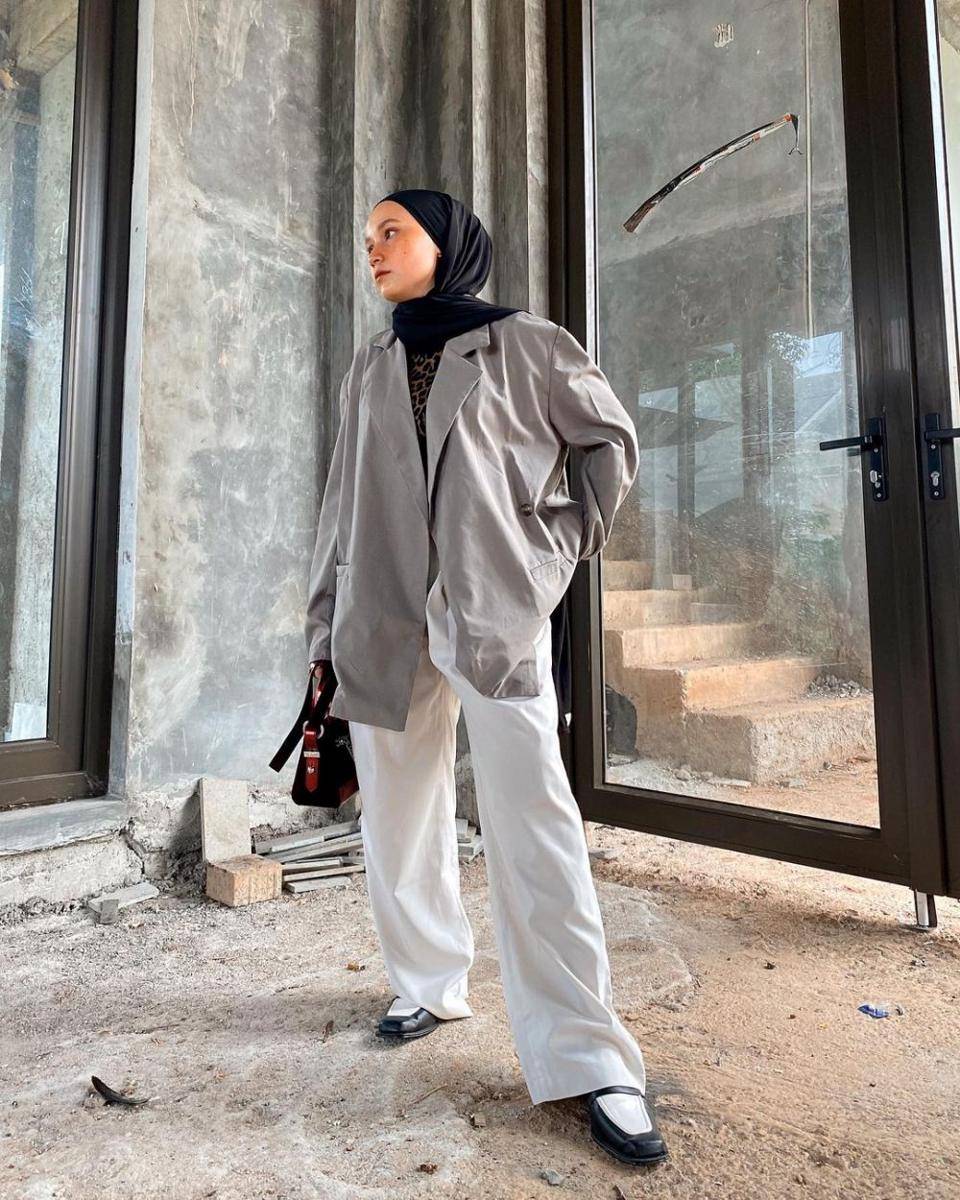 OOTD hijab nuansa abu-abu (instagram.com/nissachair)